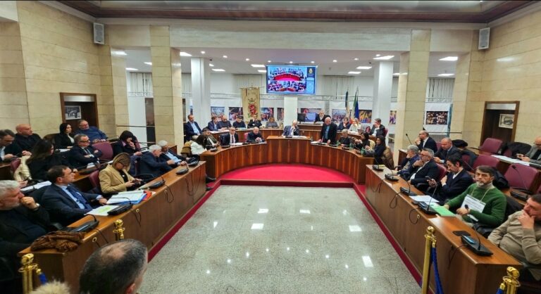 Frosinone, il bilancio passa nella notte: bocciata la raffica di emendamenti dopo quasi 7 ore di caos