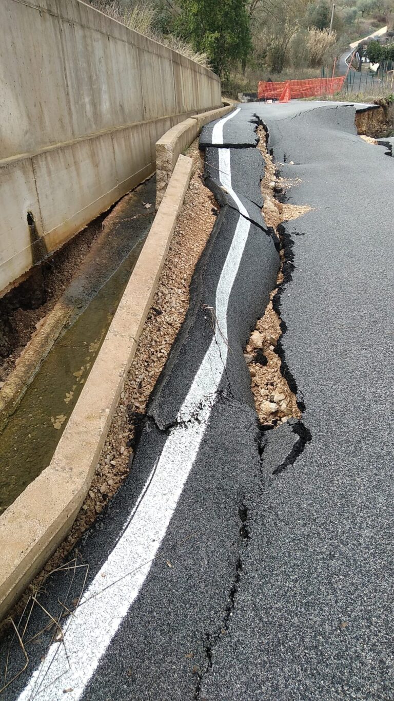 Morolo – Sprofonda la strada in via Famelica: un’impressionante voragine ingoia l’asfalto