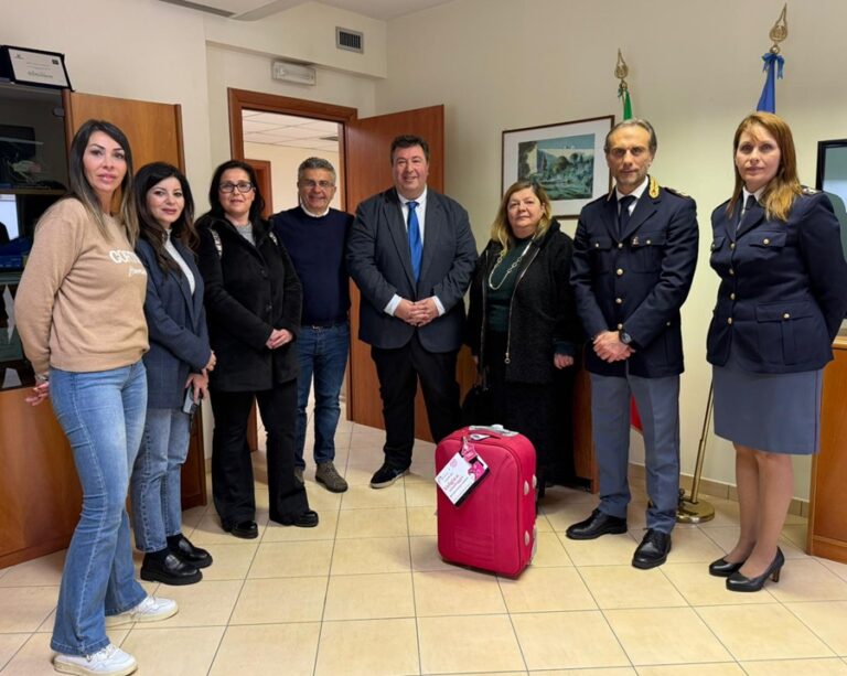 Cassino, “Salvamamme” dona un trolley di emergenza al Commissariato
