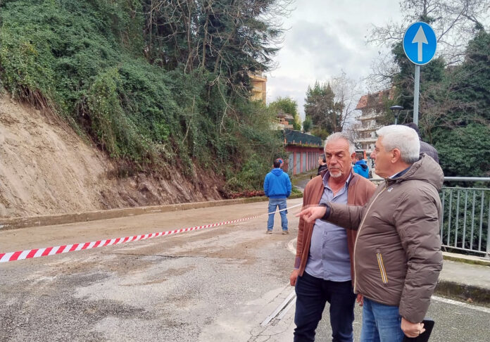 Il nuovo assessore alla Polizia locale, Massimo Sulli, sul luogo della frana