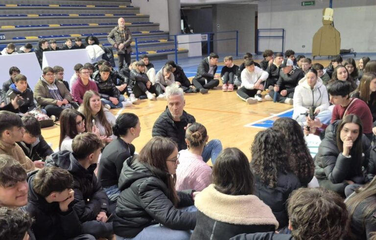 Vincenzo Schettini a Frosinone: il prof de “La Fisica che ci piace” conquista gli studenti del Severi e del Volta