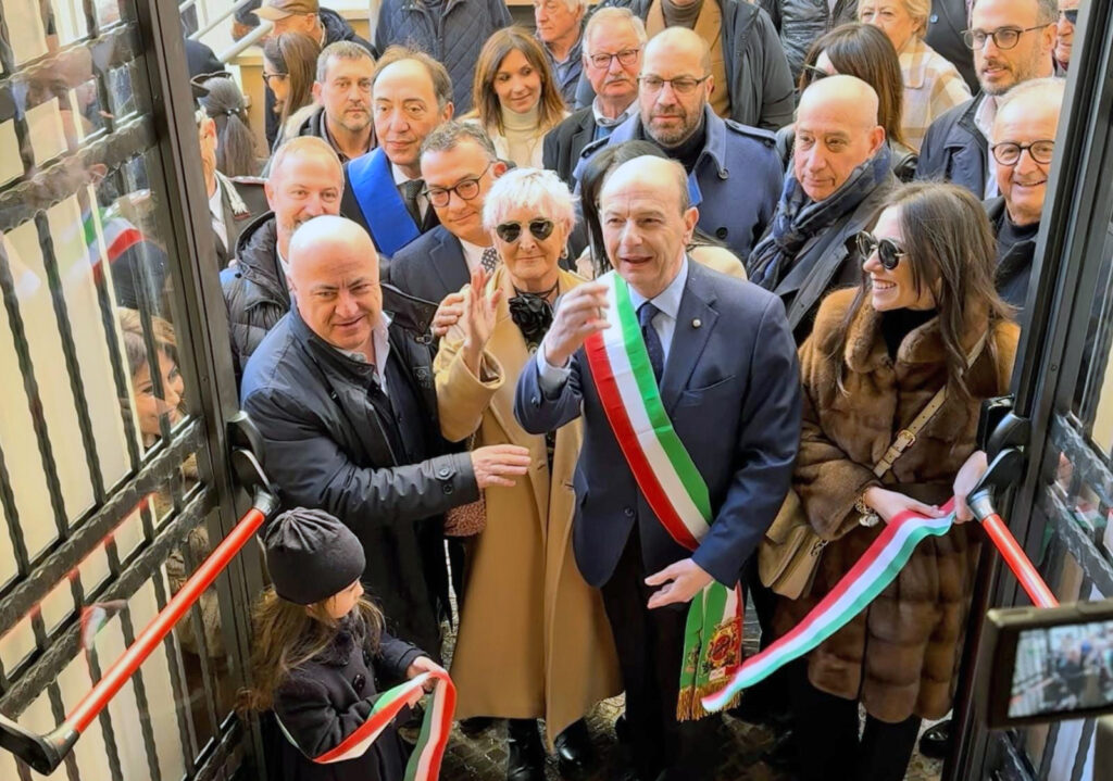 L'inaugurazione del teatro Vittoria: in prima fila Ottaviani, Testa e Mastrangeli