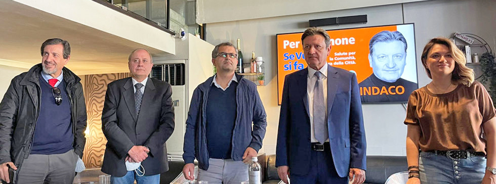 Vicano candidato sindaco con il suo ex gruppo durante i comizi del 2022