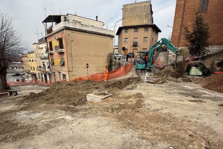 Voragine tra via delle Alpi e piazza Indipendenza: partono i lavori per mettere in sicurezza l’area