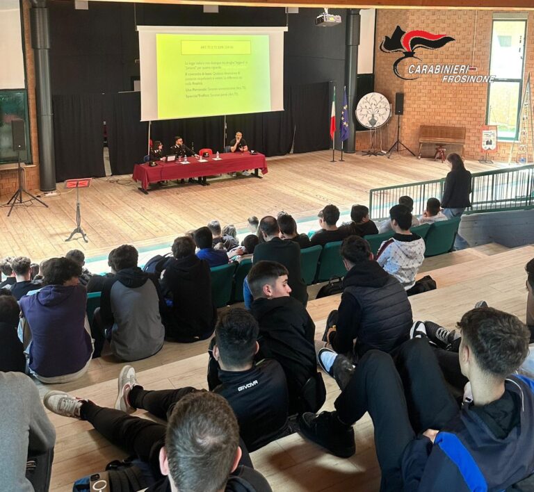 Alatri, Carabinieri a scuola: oltre 200 studenti a lezione di legalità