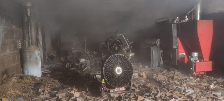 Amaseno – Incendio in una rimessa, distrutti mezzi agricoli