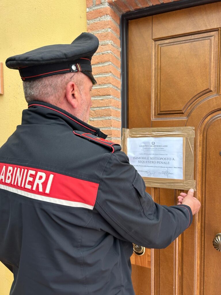 Castelli Romani - Tenta di strangolare la convivente, poi l'accoltella: arrestato 72enne, la donna è grave 1 COLLEFERRO I Carabinieri intervenuti per il tentato omicidio a Labico 2