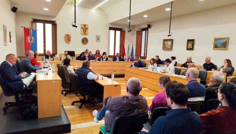 Ceccano – Schiuma e pesci morti nel fiume Sacco