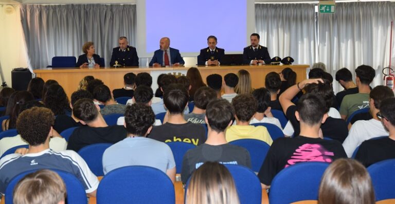 Frosinone – Violenza di genere, incontro in Questura con gli studenti: al Questore Caruso il riconoscimento di “Ambasciatore di Telefono Rosa”