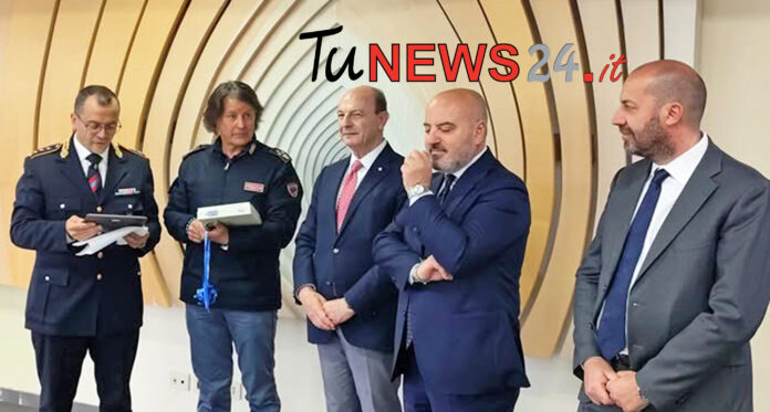 Da sinistra il comandante dei Vigili Padovani, il commissario Di Trocchio, il sindaco Mastrangeli, il questore Caruso e il vicesindaco Scaccia durante la festa di congedo del funzionario della Polizia di Stato