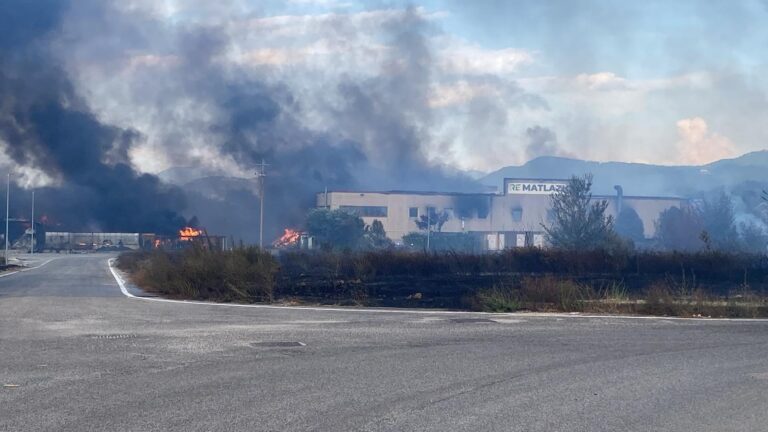 San Giorgio a Liri. Incendio in un capannone della Remat Lazio: una densa nube nera si sprigiona nell’aria