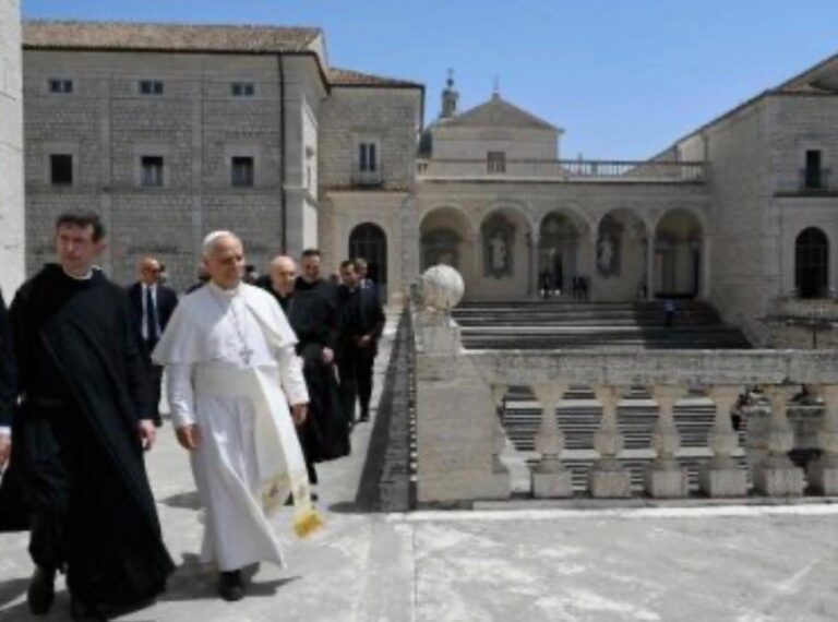 Papa Leone XIV a Montecassino: preghiera sulla tomba di San Benedetto per invocare la pace