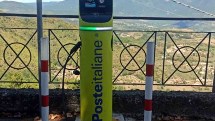 Poste Italiane, nuova colonnina per la ricarica dei veicoli elettrici