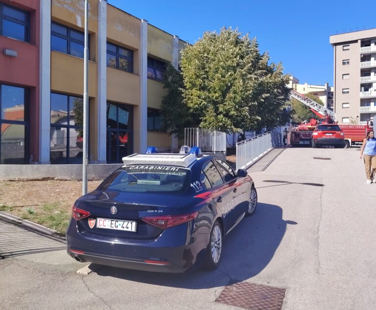 Carabinieri e vigili del fuoco durante l'intervento alla scuola