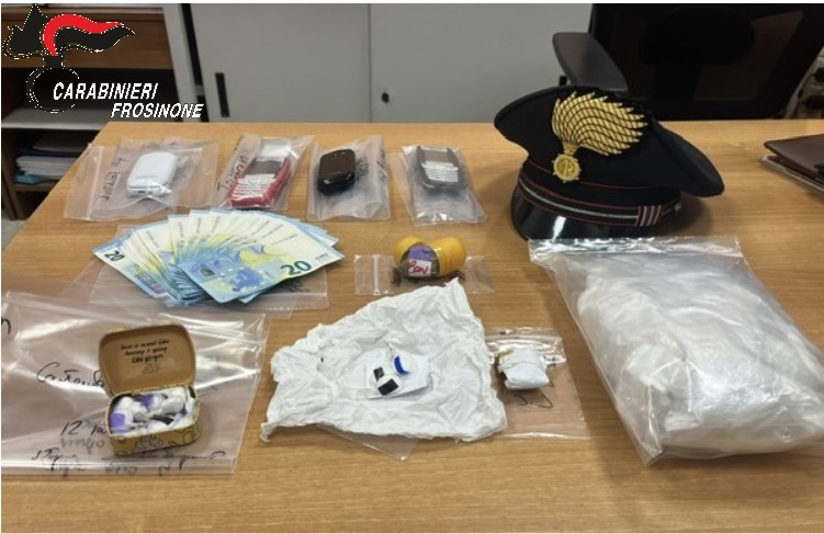 Frosinone – Minaccia l’architetto per presunti errori nei lavori: arrestato per estorsione e spaccio