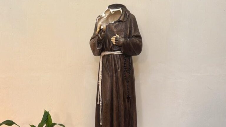 Frosinone, la presunta decapitatrice di statue religiose arrestata di nuovo: dai domiciliari alle passeggiate