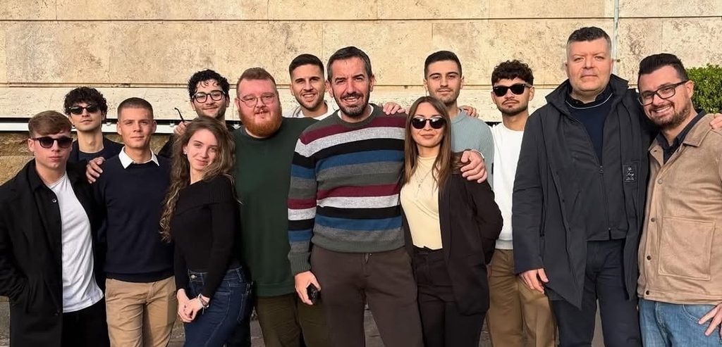 Parte del gruppo di Gioventù Nazionale Frosinone con al centro la presidentessa Alessandra Vona abbracciata al presidente provinciale di Fratelli d'Italia Massimo Ruspandini
