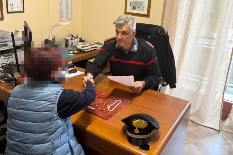 Truffano l’oro di una vita a un’anziana, arrestati in autostrada: refurtiva recuperata