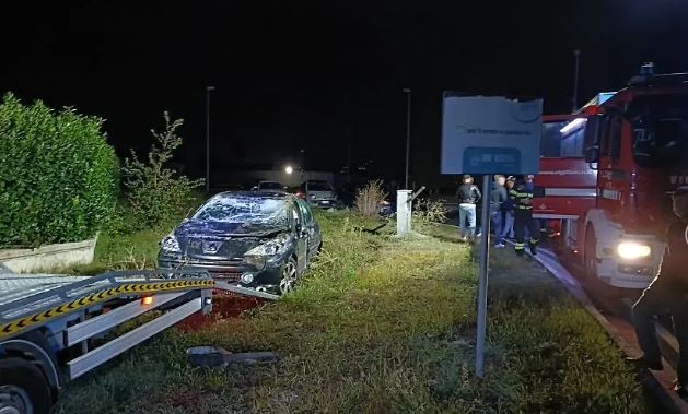 Incidente a Cassino nella notte: auto fuori strada alla rotonda dello stradone Fiat, un ferito
