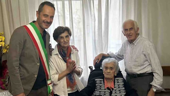 Ceccano, nonna Marietta festeggia 105 anni con il sindaco Querqui