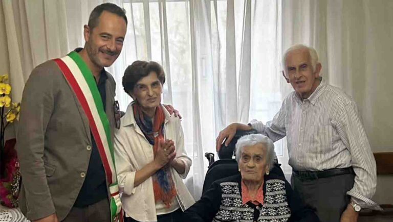 Ceccano, nonna Marietta festeggia 105 anni con il sindaco Querqui