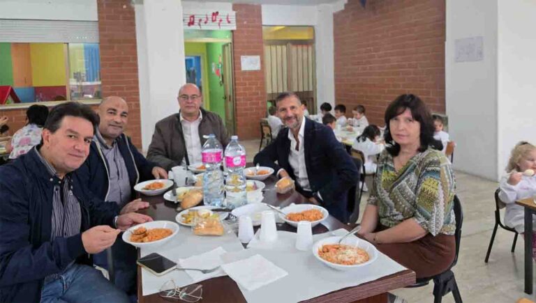 il sindaco Sacco e il dirigente Tubiello a pranzo alla scuola dell’infanzia di via Lazio